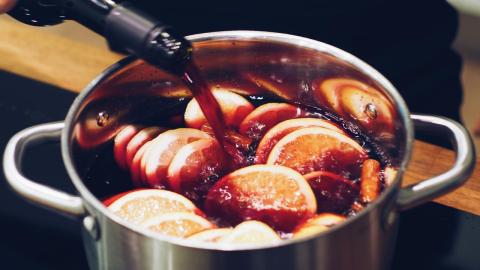 svařené víno s kořením a citrusy svařené červené víno