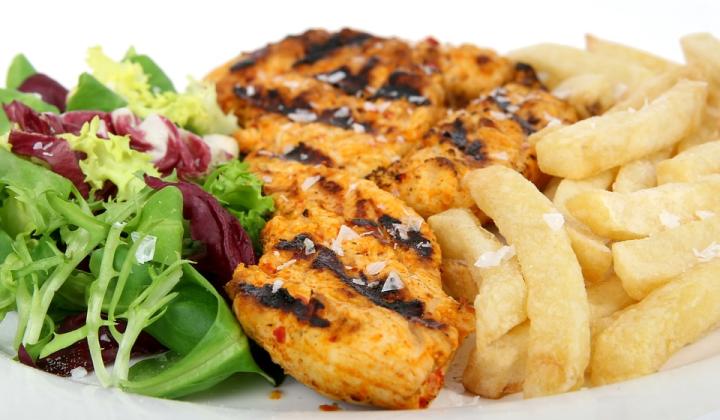 Jak přichystat bylinkové kuřecí plátky s pečenými bramborami a rukolovým salátem | recept Jak přichystat bylinkové kuřecí plátky s pečenými bramborami a rukolovým salátem | recept