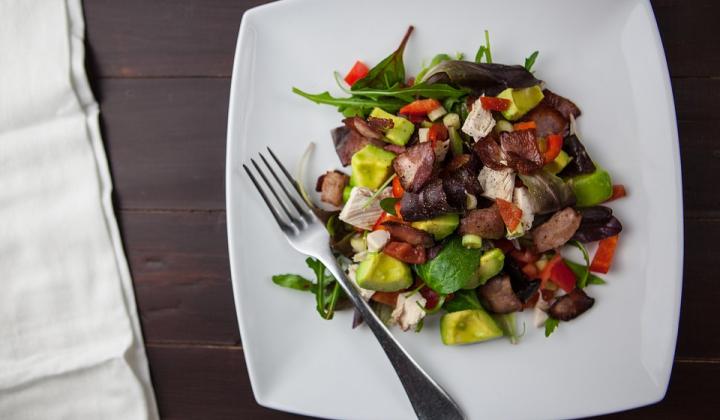 Jak připravit avokádový salát s červenou cibulí | recept Jak připravit avokádový salát s červenou cibulí | recept