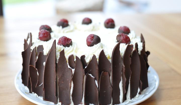 Jak udělat třešňový dort s mandlemi | recept. Jak udělat třešňový dort s mandlemi | recept.