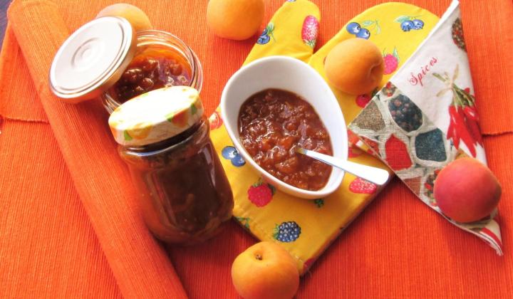 Jak připravit pikantní meruňkové čatní s kari | recept