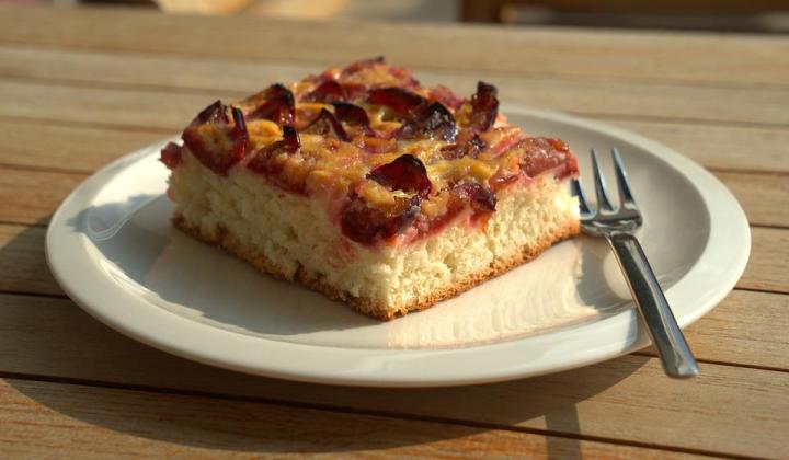 Jak upéct hrnkový švestkový koláč s tvarohem a celozrnnou drobenkou | recept Jak upéct hrnkový švestkový koláč s tvarohem a celozrnnou drobenkou | recept