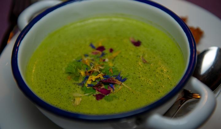 Jak uvařit špenátovou polévku s červenou čočkou a omeletovými hnízdy | recept