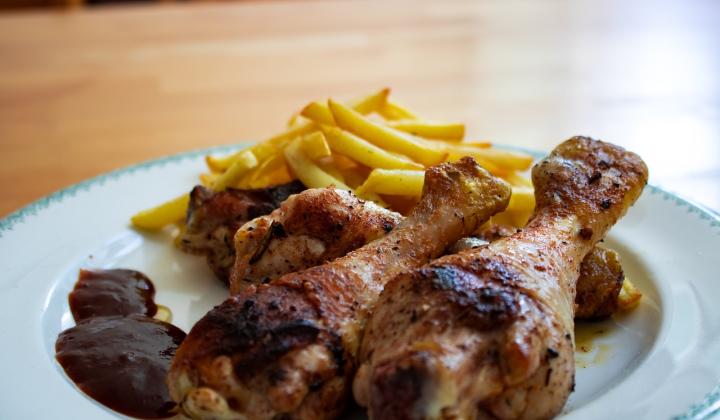 Jak upéct slepičí stehna se slaninou a bramborami v alobalu | recept Jak upéct slepičí stehna se slaninou a bramborami v alobalu | recept