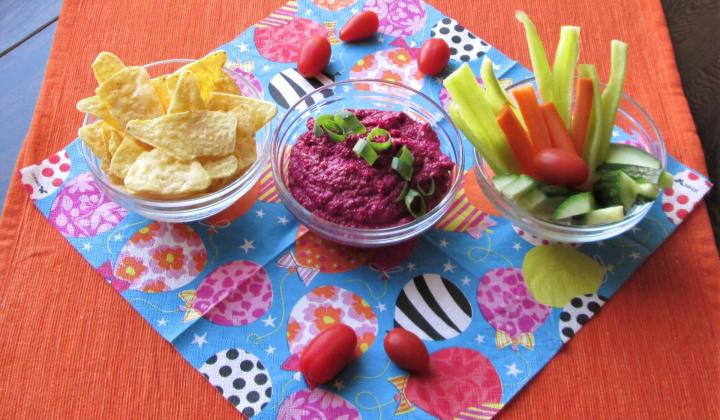 Jak na rychlý dip z červené řepy a sezamové pasty | recept Jak na rychlý dip z červené řepy a sezamové pasty | recept