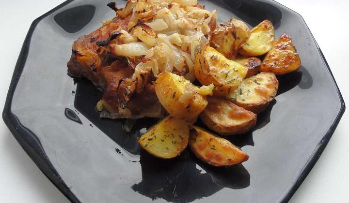 Jak upéct cibulovou krkovičku s bramborem | recept na pečenou krkovici