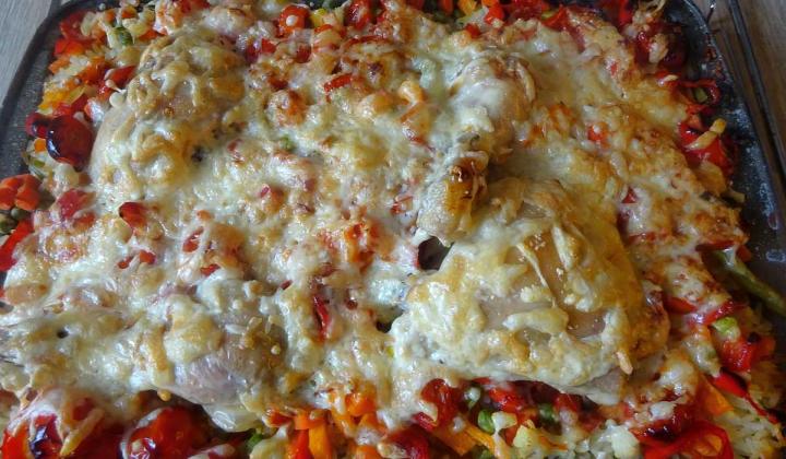 Jak upéct kuřecí stehna s rýží a zeleninou v jednom pekáčku | recept Jak upéct kuřecí stehna s rýží a zeleninou v jednom pekáčku | recept