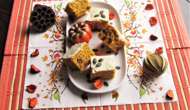 Jak na lahodný dýňáček se sušeným ovocem, ořechy a bílou čokoládovou polevou | recept Jak na lahodný dýňáček se sušeným ovocem, ořechy a bílou čokoládovou polevou | recept