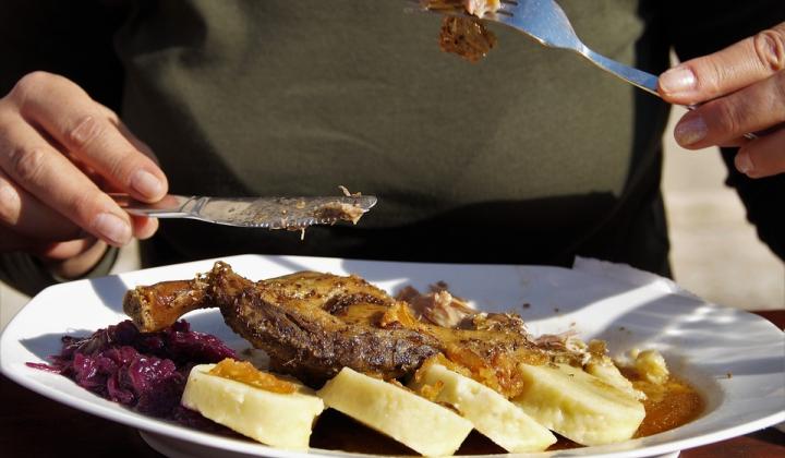 Jak připravit králičí stehna na červeném zelí | recept Jak připravit králičí stehna na červeném zelí | recept