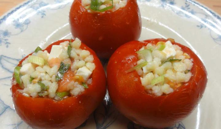 Jak zapéct rajčata s kuskusem a sýrem feta | recept Jak zapéct rajčata s kuskusem a sýrem feta | recept