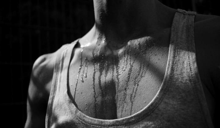 Jak na skvrny od potu a antiperspirantu Jak na skvrny od potu a antiperspirantu