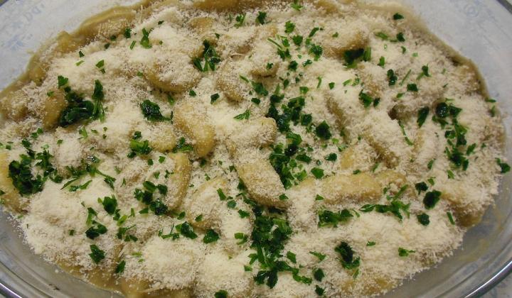 Jak uvařit domácí jáhlové noky s omáčkou z čerstvého sýra a bylinek | recept