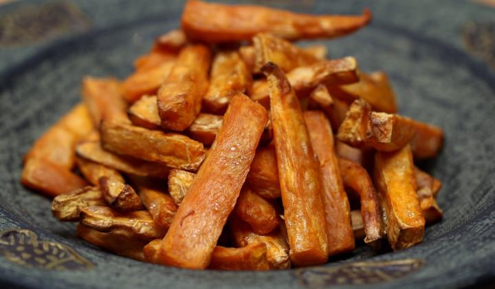 Jak přichystat pečené zeleninové hranolky s bylinkovým dipem | recept Jak přichystat pečené zeleninové hranolky s bylinkovým dipem | recept