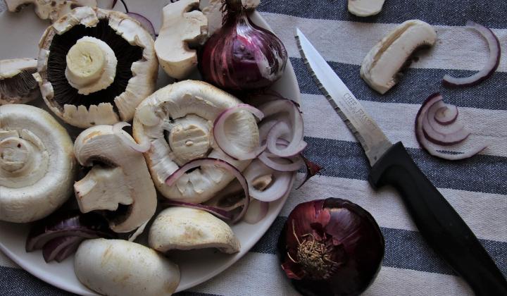 Jak připravit cibule plněné žampiony | recept Jak připravit cibule plněné žampiony | recept