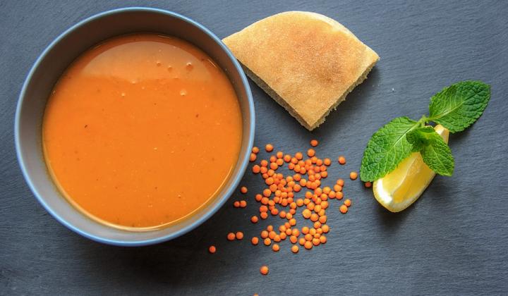 Jak připravit jemnou čočkovou polévku s olivovým olejem a šunkou | recept Jak připravit jemnou čočkovou polévku s olivovým olejem a šunkou | recept