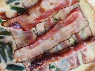 Jak upéct slaný koláč z křehkého těsta s fazolkami a slaninou | recept na quiche Jak upéct slaný koláč z křehkého těsta s fazolkami a slaninou | recept na quiche