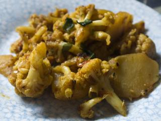 Jak připravit pikantní indický květák | recept na tradiční indický pokrm zvaný aloo gobi Jak připravit pikantní indický květák | recept na tradiční indický pokrm zvaný aloo gobi