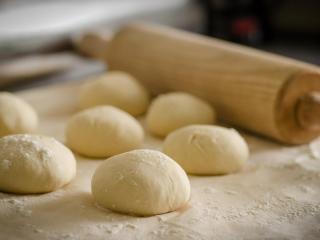 Jak upéct kynuté bulky se sýrem a šunkou | recept na domácí kynuté pečivo