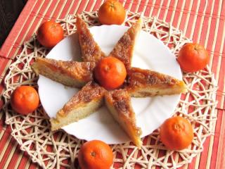 Jak na obrácený mandarinkový koláč | recept. Tento jednoduchý a rychlý koláč je perfektní ukázkou dokonale šťavnatého moučníku plného svěžích tónů o něž se v tomto případě postarají nápaditě zakomponované a tolik oblíbené mandarinky