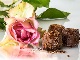 https://pixabay.com/photos/chocolate-marshmallow-s-more-185331/ https://pixabay.com/photos/chocolate-marshmallow-s-more-185331/