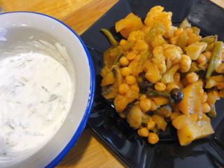 Jak uvařit indické zeleninové kari s mátovou raitou | recept Jak uvařit indické zeleninové kari s mátovou raitou | recept