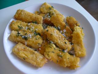 Jak připravit polentové hranolky s čerstvým sýrem | recept