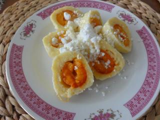 Jak uvařit meruňkové knedlíky z odpalovaného těsta | recept Jak uvařit meruňkové knedlíky z odpalovaného těsta | recept