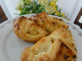 Jak upéct rohlíčky z listového těsta s kysaným zelím recept Jak upéct rohlíčky z listového těsta s kysaným zelím recept