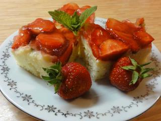 Jak upéct jahodové řezy s krémem | recept na řezy z jogurtového těsta Jak upéct jahodové řezy s krémem | recept na řezy z jogurtového těsta