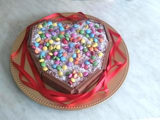 Jak upéct rychlý a pestrý dort pro děti | recept