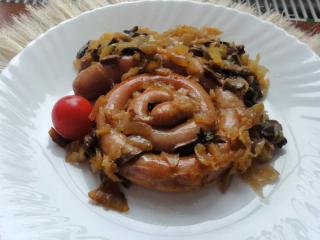 Jak upéct vinnou klobásu s cibulí, houbami, kyselým zelím a pivem | recept Jak upéct vinnou klobásu s cibulí, houbami, kyselým zelím a pivem | recept