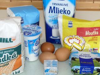 Jak udělat rybízovou buchtu | recept Rybíz má ostrou spíše kyselou chuť. Tepelnou úpravou se kyselost ještě zvýrazní. Proto je dobré těsto na rybízovou buchtu připravit sladší než na obvyklé balené buchty s ovocem. Aby bylo těsto jemné, použijeme hladkou mouku. Místo celého vejce zaděláme do těsta dva žloutky. A část mléka nahradíme smetanou. Jako tuk je do jemného kynutého těsta je vhodné máslo nebo rostlinné máslo. Přidáme víc cukru a použijeme cukr vanilkový.