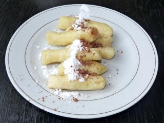Jak udělat bramborové šišky | recept Bramborové šišky sypeme mletým mákem s cukrem, ale někomu chutnají i jiné posypky: hrušková pracharanda, osmažená strouhánka s cukrem, ovocné rozvary, strouhaný tvrdý tvaroh, strouhaný perník, nebo i cukr s kakaem. Kdo nemá rád sladké, tomu můžeme šišky opéci na troše sádla nebo rozškvařené slaniny a posypat cibulkou, nebo můžeme bramborové šišky smíchat s vajíčky usmaženými na cibulce. Ke slané úprávě bramborových šišek podáváme salát, jinak trochu dusí.