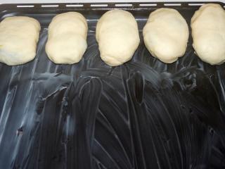 Jak udělat rybízovou buchtu | recept Z vykynutého těsta vykrájíme stejně velké kousky. Rukou je roztáhneme na placičky. Na ně budeme klást nádivku: rybíz, trochu strouhaného perníku, špetku skořice a lžičku cukru. A nebo na placičku položíme lžičku sladkého tvarohu na něj rybíz. Těsto s náplní zabalíme do podlouhlého balíčku a spojem dolů klademe na dobře vymazaný plech. Necháme ještě deset minut kynout. Pečeme při 180 stupních v předem dobře vyhřáté troubě.
