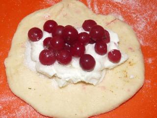 Jak udělat rybízovou buchtu | recept Jinou velmi chutnou variantou je tvarohová nádivka. Tvaroh rozmícháme s cukrem, vajíčkem a vanilkovým cukrem. Je-li příliš řídký, můžeme místo vanilkového cukru použít půl balíčku vanilkového pudinku. Nebo můžeme do řídkého tvarohu zamíchat dva zbylé bílky.