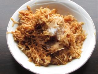 Jak upéct jednoduchý jablečný koláč z Lotus sušenek | recept na rychlý jablečný koláč na plech
