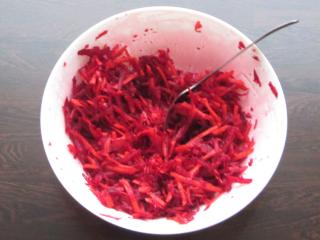 Jak připravit salát z červené řepy, mrkve a sýru Feta Jak připravit salát z červené řepy, mrkve a sýru Feta