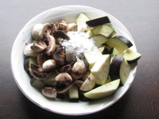 Jak připravit pikantní čínskou pánev z lilků a žampionů | recept Jak připravit pikantní čínskou pánev z lilků a žampionů | recept