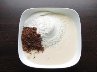 Jak upéct vláčnou kakaovou bublaninu s meruňkami a tvarohem | recept