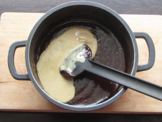 Jak na čokoládové lanýže s tahini pastou | recept na čokoládové lanýže obalené v kakau Jak na čokoládové lanýže s tahini pastou | recept na čokoládové lanýže obalené v kakau