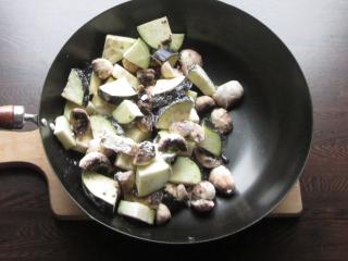 Jak připravit pikantní čínskou pánev z lilků a žampionů | recept Jak připravit pikantní čínskou pánev z lilků a žampionů | recept