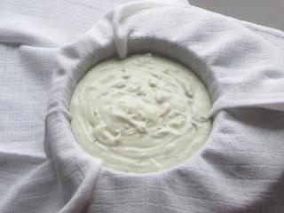Jak si doma připravit čerstvý smetanový sýr s bylinkami | recept Jak si doma připravit čerstvý smetanový sýr s bylinkami | recept