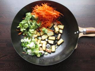 Jak na rychlé asijské stir fry s tofu a čínskými nudlemi | recept Jak na rychlé asijské stir fry s tofu a čínskými nudlemi | recept