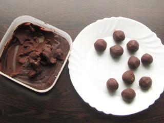 Jak na čokoládové lanýže s tahini pastou | recept na čokoládové lanýže obalené v kakau Jak na čokoládové lanýže s tahini pastou | recept na čokoládové lanýže obalené v kakau
