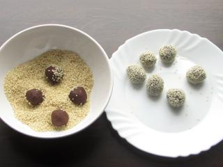Jak na čokoládové lanýže s tahini pastou | recept na čokoládové lanýže obalené v kakau Jak na čokoládové lanýže s tahini pastou | recept na čokoládové lanýže obalené v kakau
