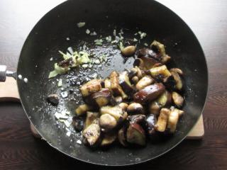 Jak připravit pikantní čínskou pánev z lilků a žampionů | recept Jak připravit pikantní čínskou pánev z lilků a žampionů | recept