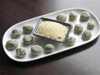 Jak na čokoládové lanýže s tahini pastou | recept na čokoládové lanýže obalené v kakau Jak na čokoládové lanýže s tahini pastou | recept na čokoládové lanýže obalené v kakau
