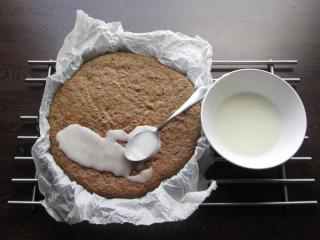 Jak upéct vláčný bramborový makovec s citronovou polevou | recept
