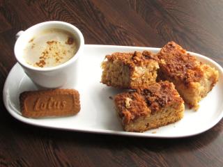 Jak upéct jednoduchý jablečný koláč z Lotus sušenek | recept na rychlý jablečný koláč na plech