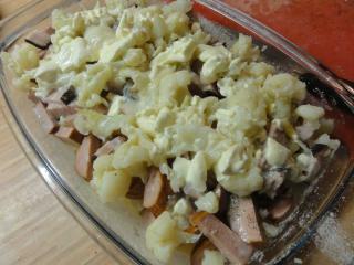 Jak zapéct květák s uzeninou | recept Zapečený květák podáváme s vařenými brambory nebo se zeleninovým salátem. Chutná i studený.